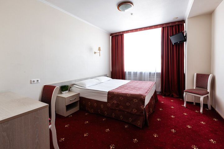 Room 8 of 102