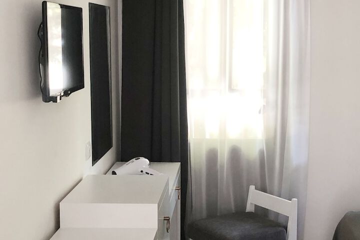 Room 8 of 90