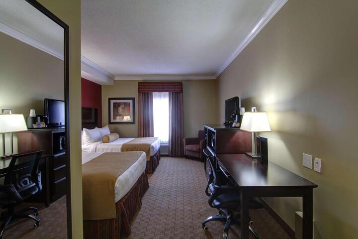 2 Queen Beds Microwave, Refrigerator High Speed Internet Full Breakfast (16 of 26)