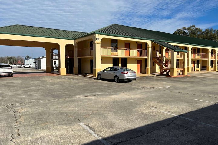 Days Inn &  Suites by Wyndham Brewton in Brewton, AL