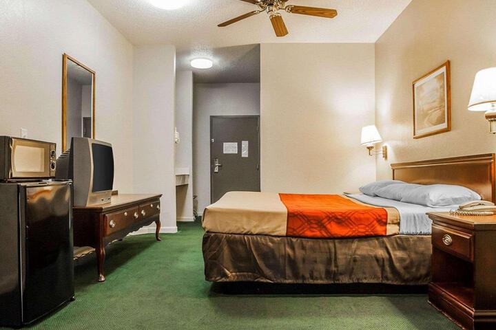 1 King Bed (3 of 7)