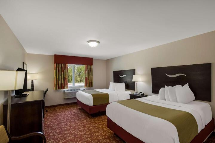 2 Queen Beds Flat Screen Television Microwave and Refrigerator, Continental Breakfast (5 of 18)