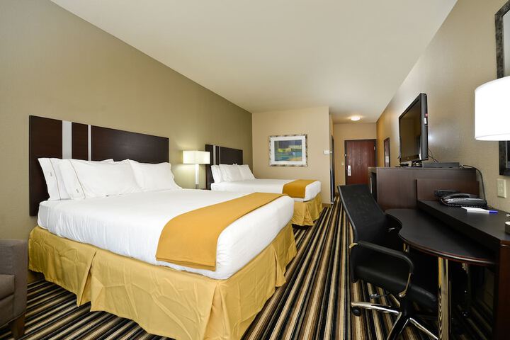 2 Queen Beds (8 of 15)