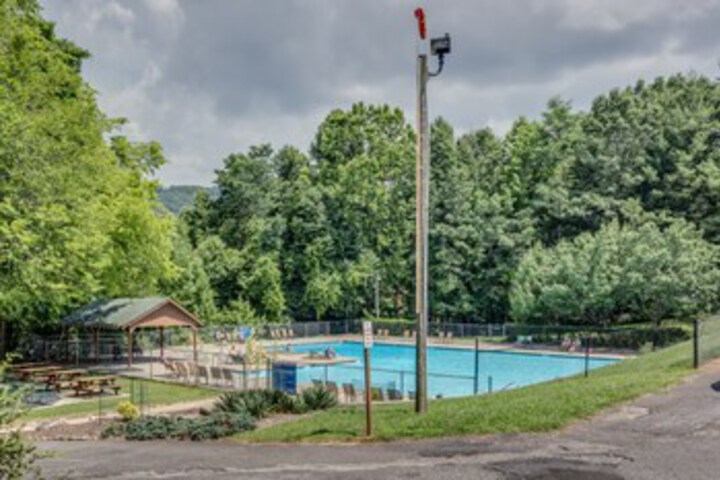 Pool 10 of 18