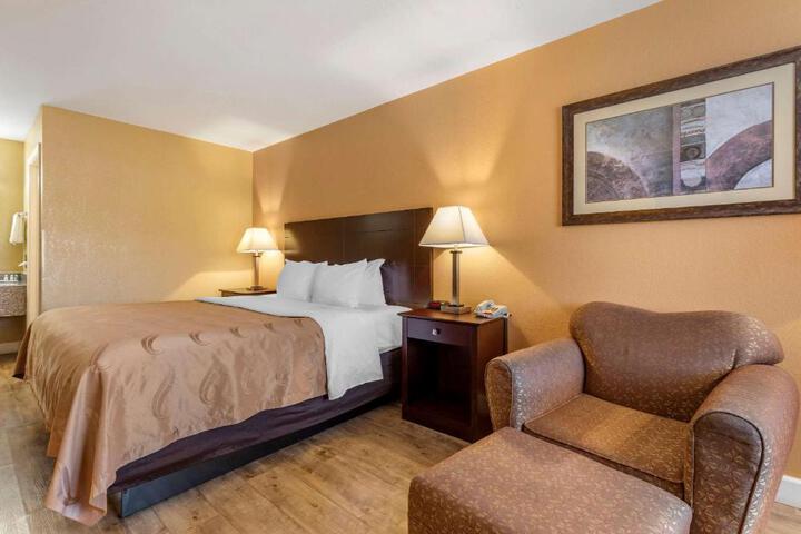 1 King Bed (1 of 11)