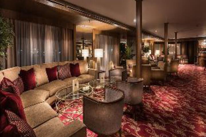 Lounge 4 of 14