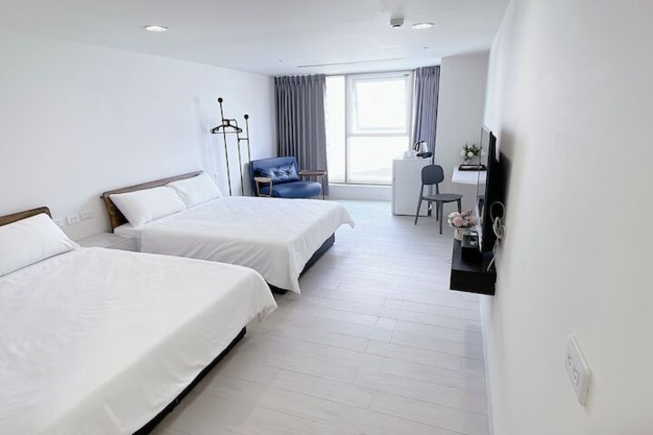 Room 8 of 16
