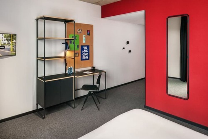 Room 10 of 90