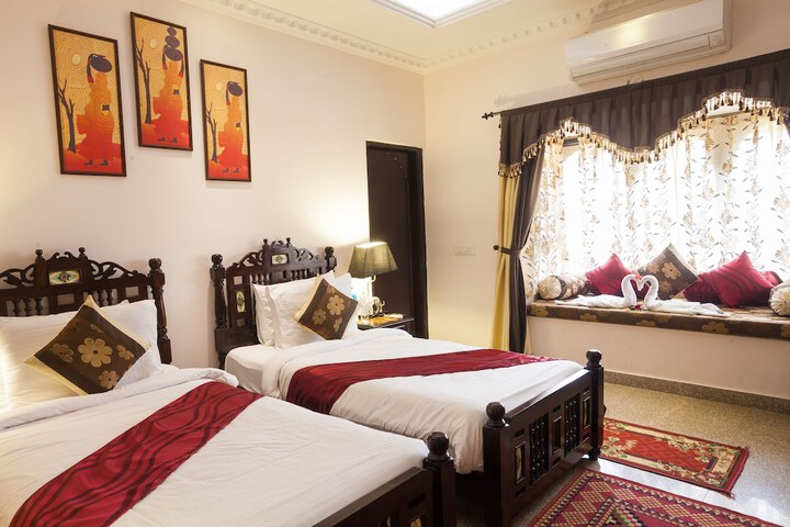 Room 4 of 12