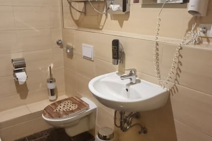 Room 14 of 16