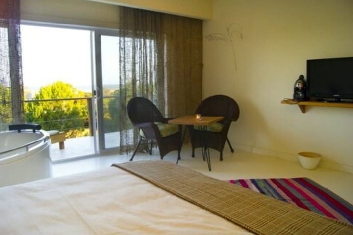 Room 8 of 105