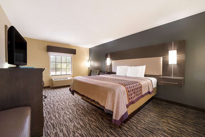 1 King Bed Fltscntv Reclnr Microwave, Refrigerator High Speed Coffee Maker Full Breakfast (9 of 18)