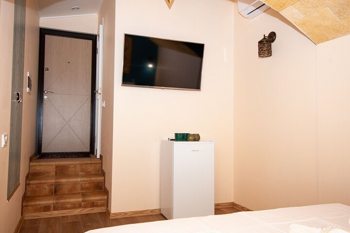 Room 8 of 96
