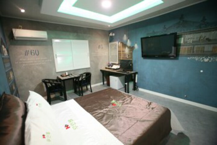 Room 16 of 18