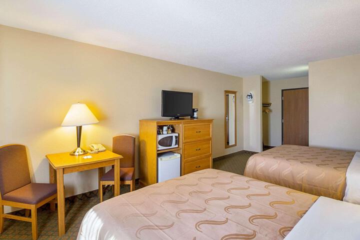 2 Queen Beds (3 of 5)