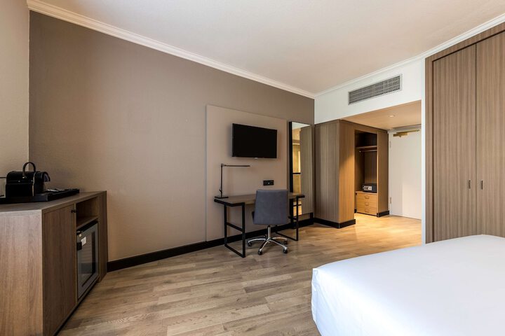 Room 11 of 48