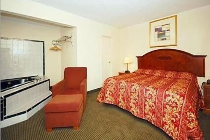 1 King Bed (11 of 18)