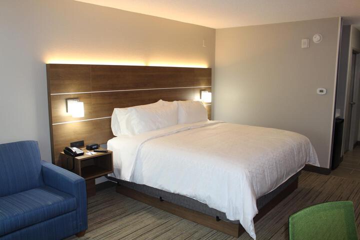 1 King Bed Standard Mobility Accessible Tub (6 of 15)