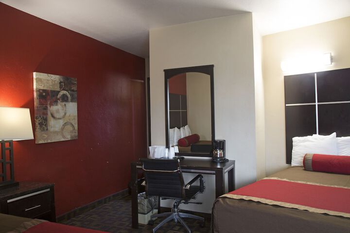 1 Queen Bed (7 of 23)