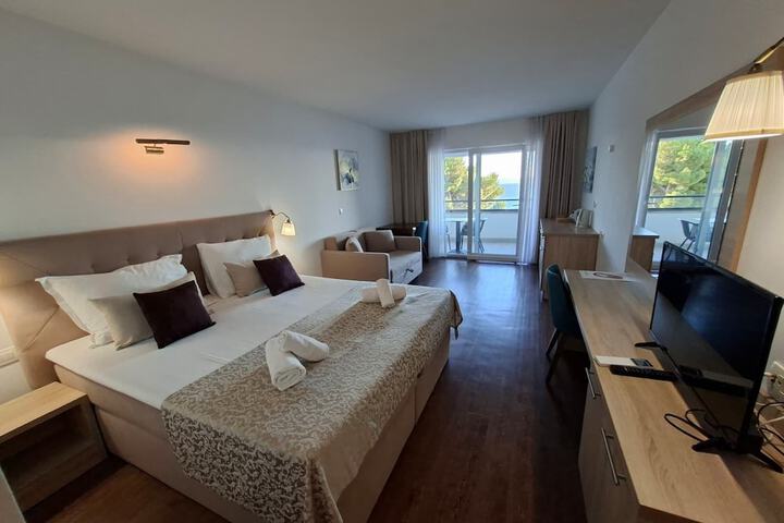 Room 4 of 43