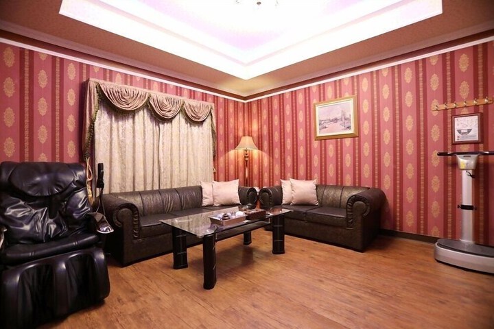 Room 9 of 35