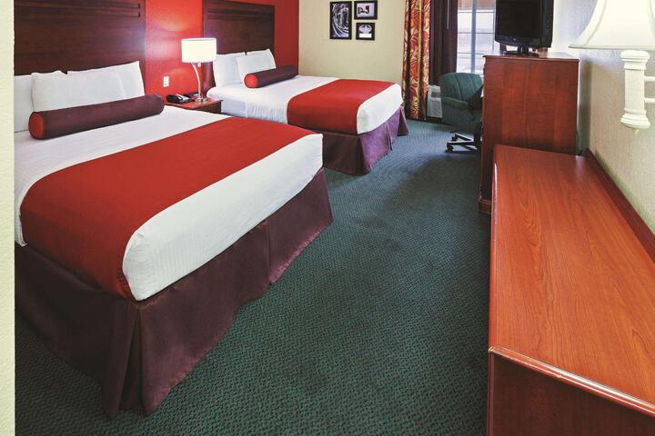 2 Queen Beds Mobility Accessible (5 of 6)