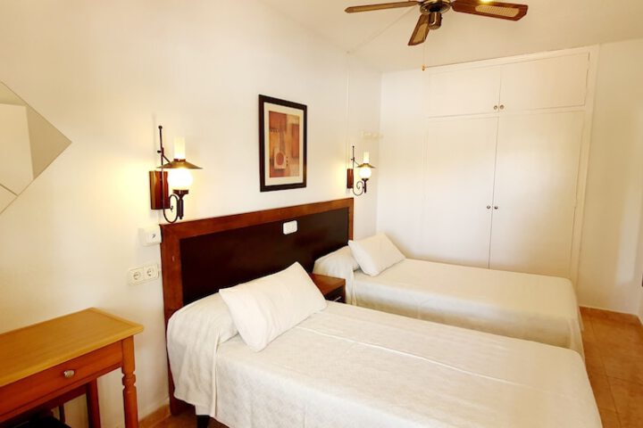 Room 13 of 103