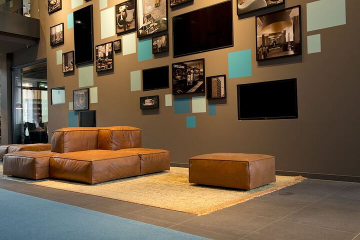 Lounge 33 of 44