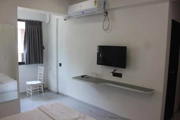 Room 4 of 10