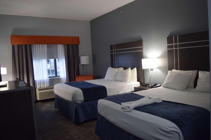 Suite 2 Queen Beds Sofa Bed Work Desk Microwave, Refrigerator Full Breakfast (10 of 10)