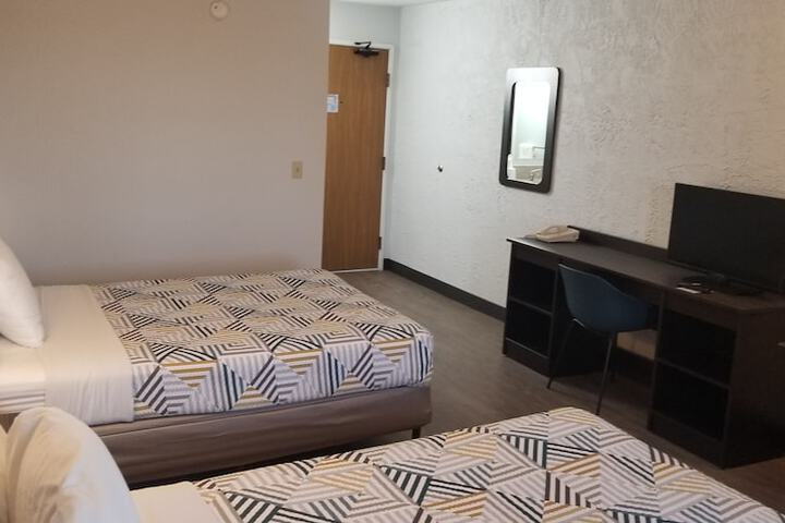 Standard Room, King or Two Doubles (6 of 10)