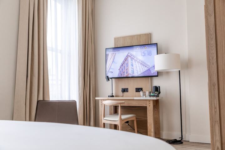 Room 10 of 16