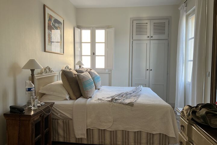 Room 4 of 100