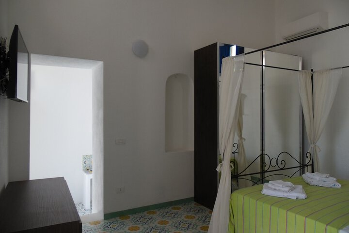 Room 2 of 72