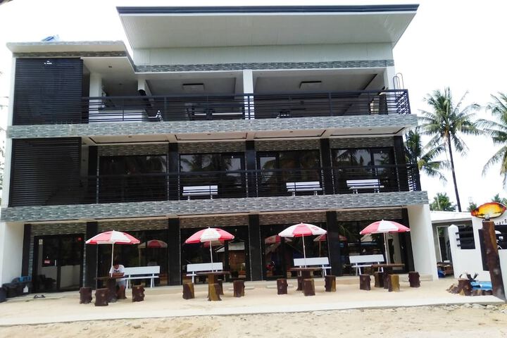 Strangers Inn &  Bar in General Luna