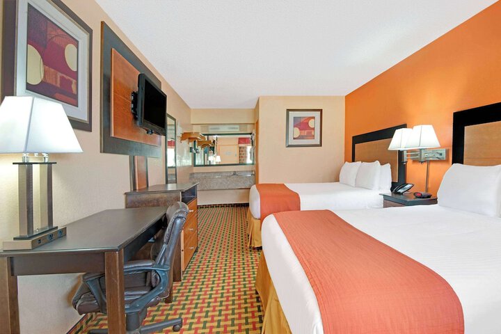 2 Queen Beds (1 of 9)