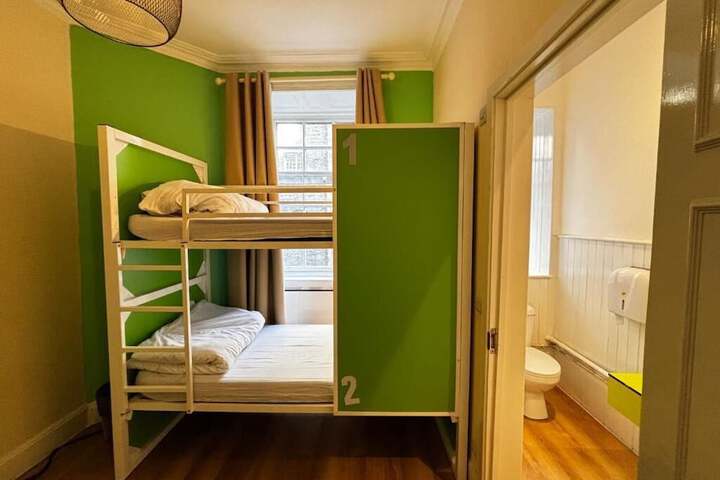 Room 6 of 76