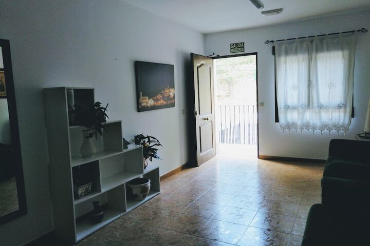 Room 5 of 9