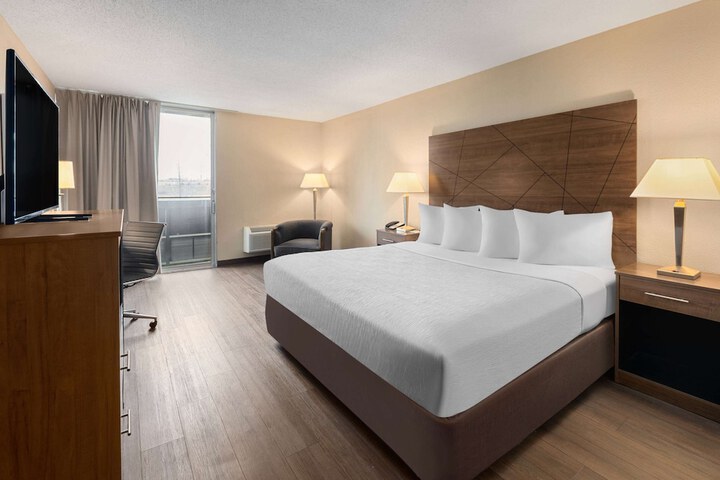 1 King Bed (5 of 17)