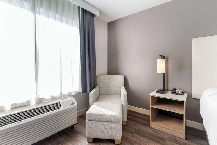 1 King Bed Exterior Accessible Microwave and Refrigerator Full Breakfast (5 of 10)