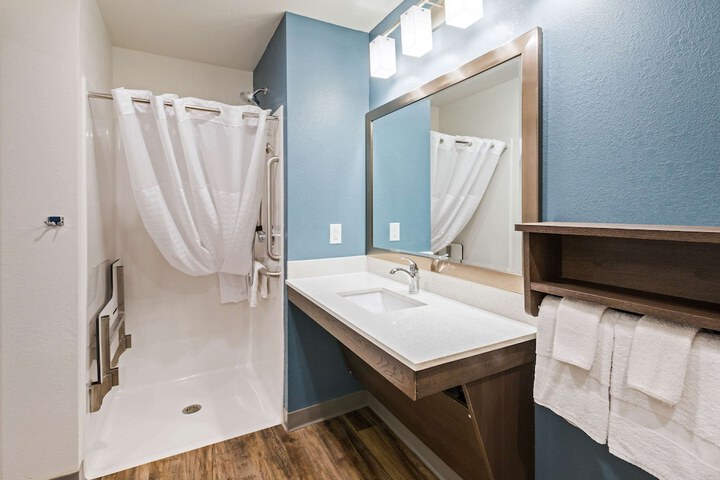 1 Queen Bed Accessible (8 of 24)