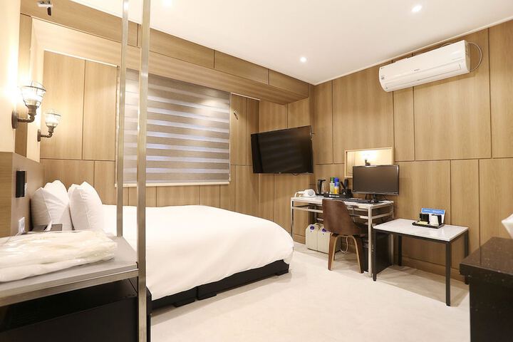 Room 12 of 46