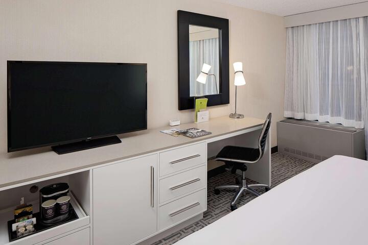1 King Corner Mobility Accessible with Bathtub (15 of 21)