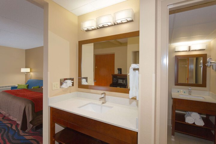 2 Queen Beds (8 of 9)