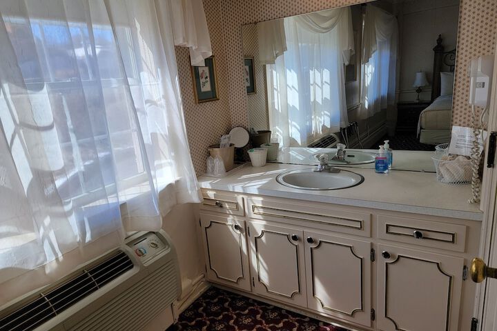 Room 143 of 206
