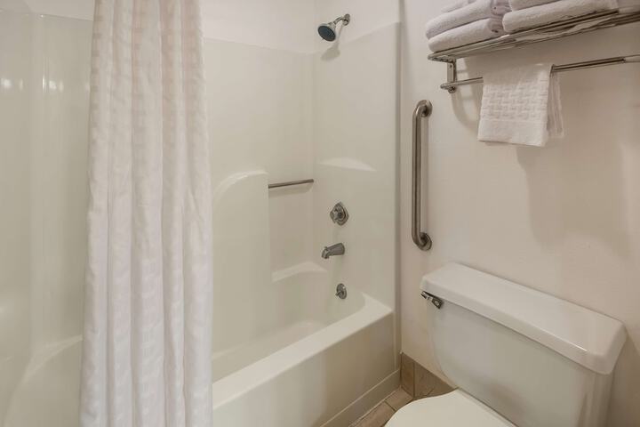 1 Queen Bed High Speed Internet Accessible Microwave and Refrigerator, Iron and Ironing B (13 of 15)