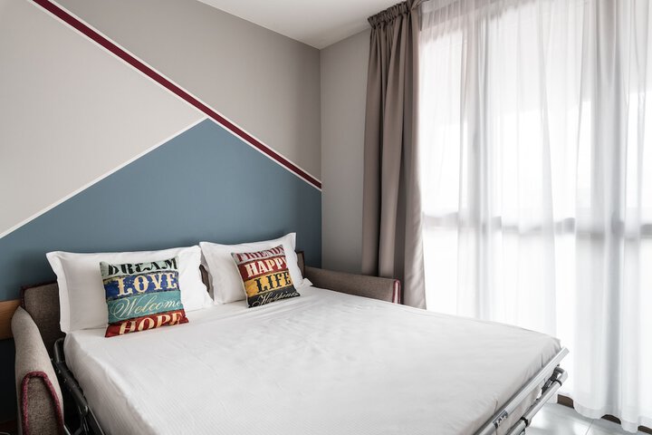 Room 27 of 125