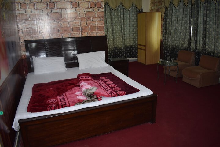 Room 5 of 9