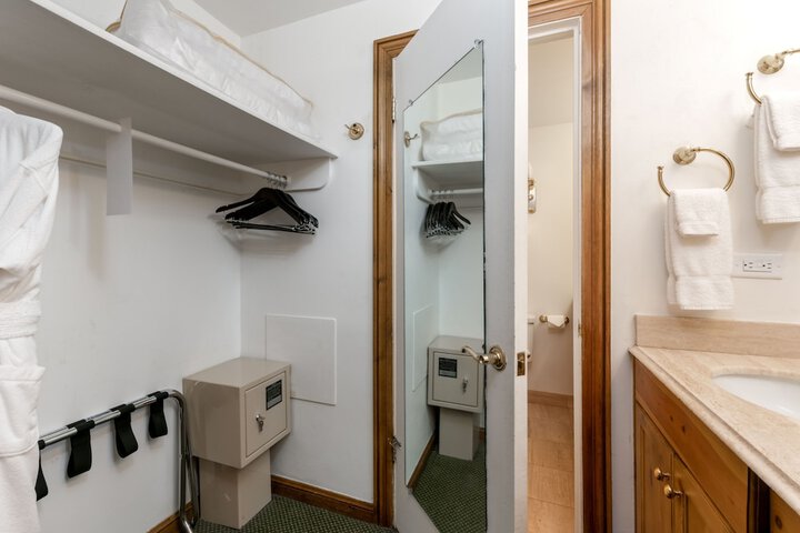 Room 32 of 66