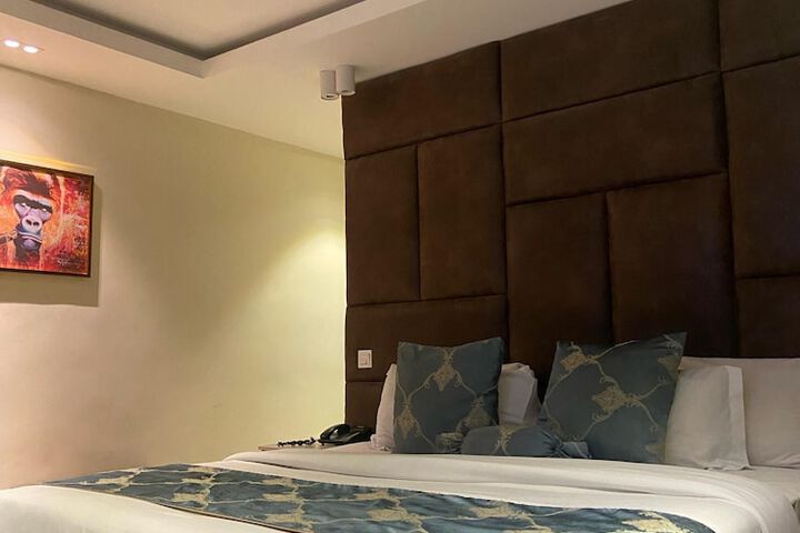 Room 8 of 28